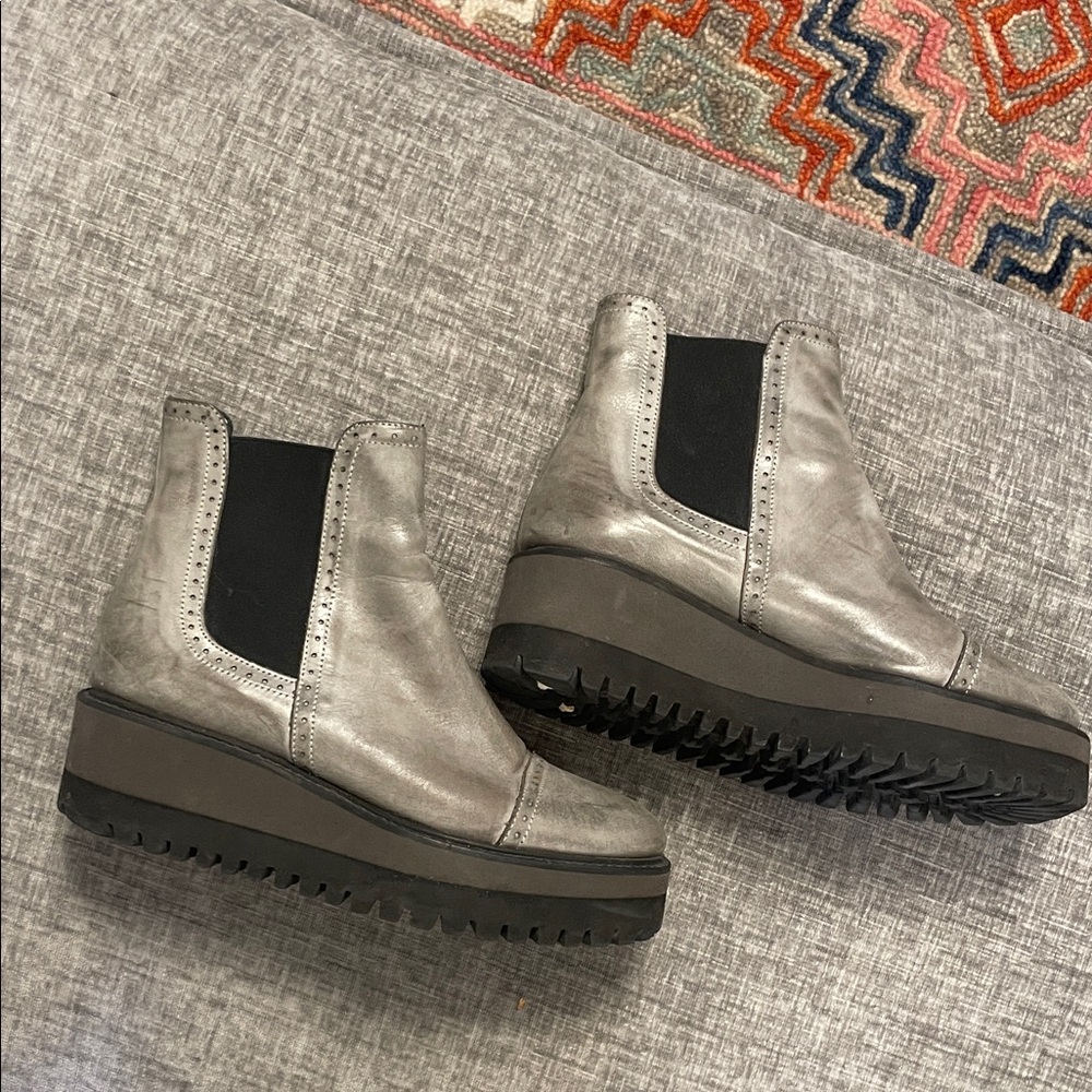 M Gemi Gray Leather Platform Booties